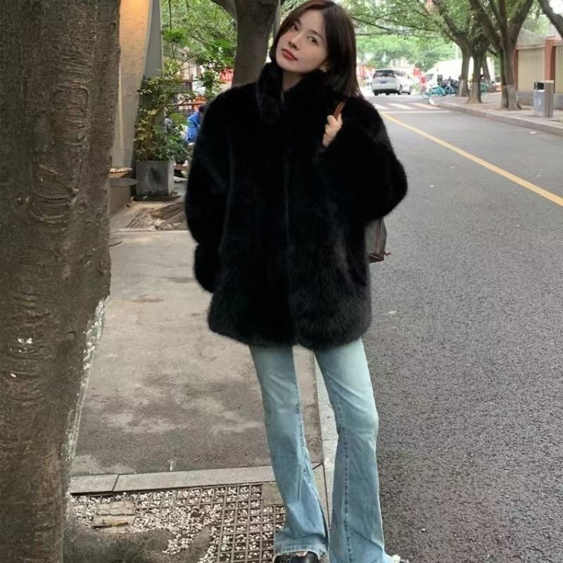 Palton damă din blană artificială, lungime medie, guler înalt din blană de vulpe, croială lejeră