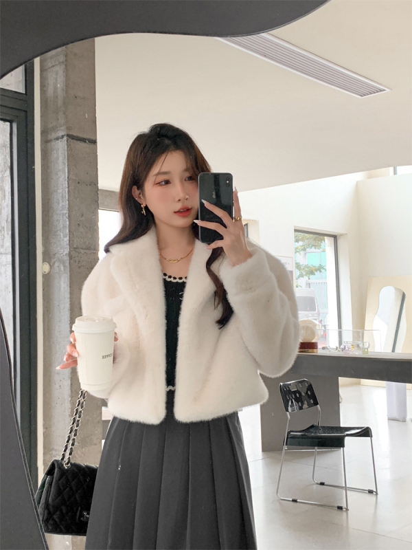 Palton feminin din blană artificială Chevina, guler în stil costum, mâneci lungi, stil street hipster, iarnă 2025
