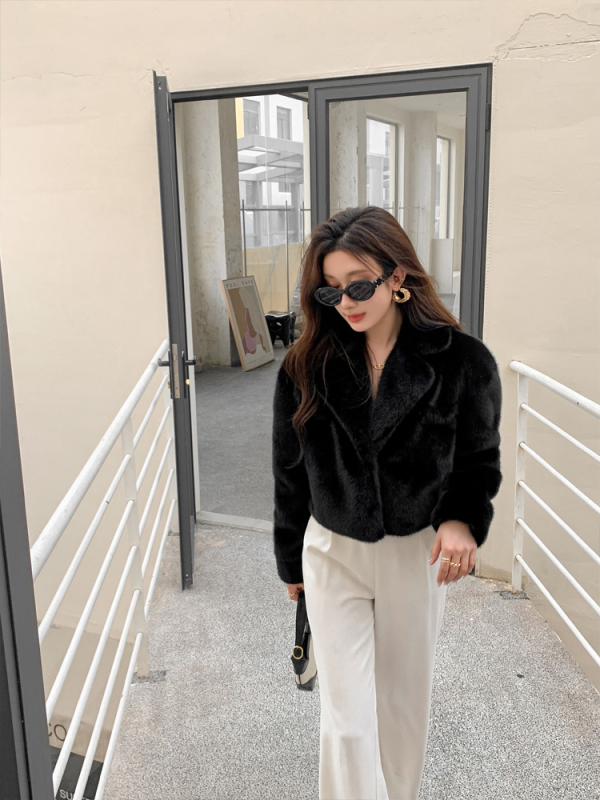 Palton feminin din blană artificială Chevina, guler în stil costum, mâneci lungi, stil street hipster, iarnă 2025