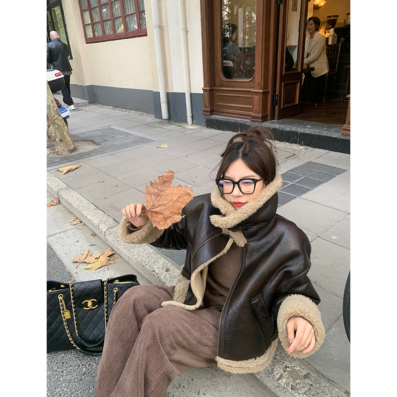 Palton cu blană integrată, guler înalt, fermoar, lungime scurtă, croială lejeră