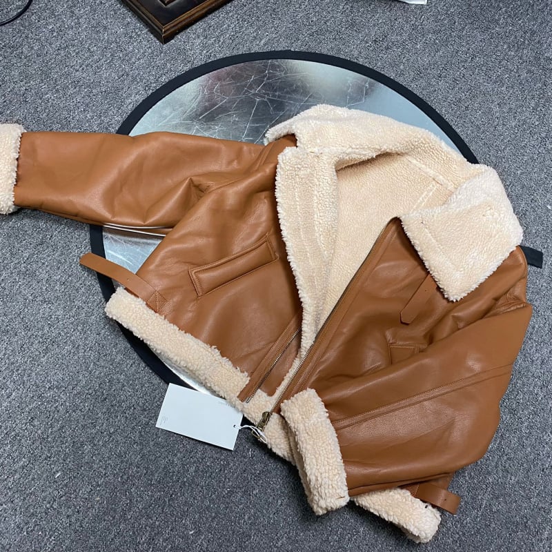 Palton cu blană integrată, guler înalt, fermoar, lungime scurtă, croială lejeră