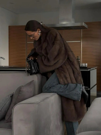 Ženski dugi kaput od umjetnog krzna, sako-stil ovratnik i dugi rukavi, jesen 2025