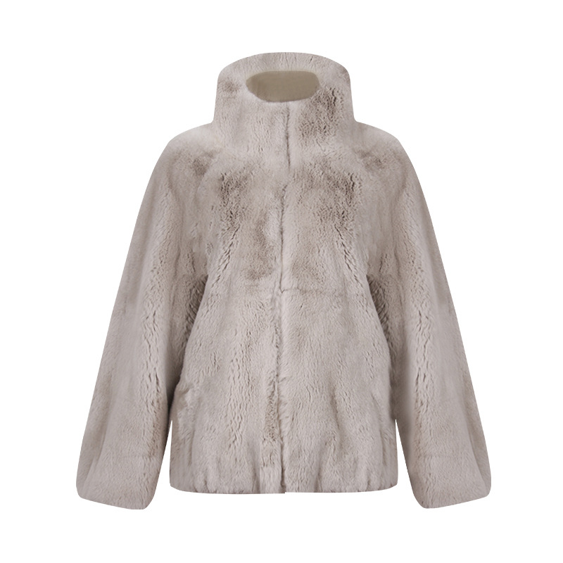 Ženski kaput od Rex krzna, srednje duljine, duljina 50–65 cm, visok ovratnik, dugi rukavi, gradski stil