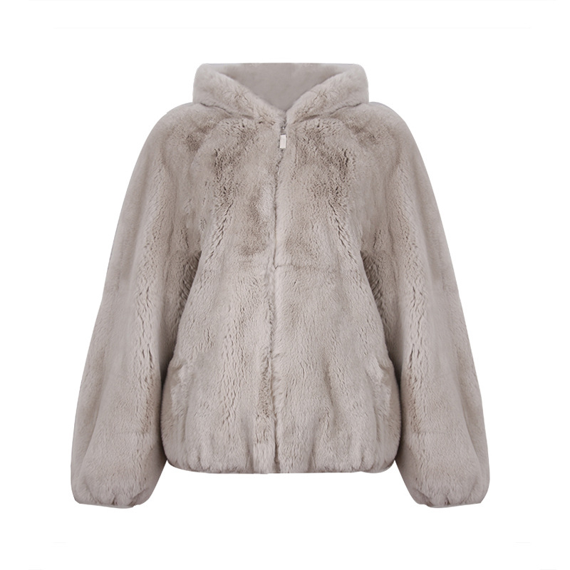 Ženski kaput od Rex krzna, srednje duljine, duljina 50–65 cm, visok ovratnik, dugi rukavi, gradski stil