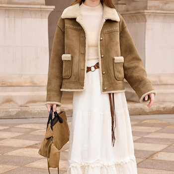 Női teveszínű velúr dzseki beépített szőrmével, 2025 őszi modell, szabásvonal Regular, poliészter 80–90% szövet, hosszú ujj, U-formájú gallér, hossz 50–65 cm