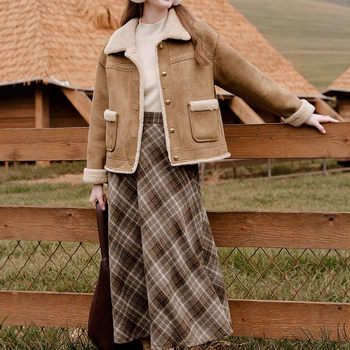 Női teveszínű velúr dzseki beépített szőrmével, 2025 őszi modell, szabásvonal Regular, poliészter 80–90% szövet, hosszú ujj, U-formájú gallér, hossz 50–65 cm