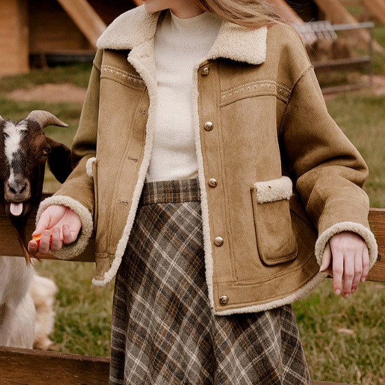 Női teveszínű velúr dzseki beépített szőrmével, 2025 őszi modell, szabásvonal Regular, poliészter 80–90% szövet, hosszú ujj, U-formájú gallér, hossz 50–65 cm