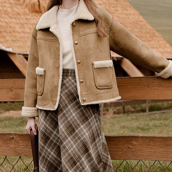 Női teveszínű velúr dzseki beépített szőrmével, 2025 őszi modell, szabásvonal Regular, poliészter 80–90% szövet, hosszú ujj, U-formájú gallér, hossz 50–65 cm