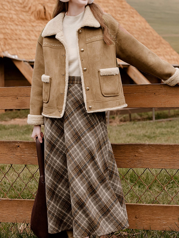 Női teveszínű velúr dzseki beépített szőrmével, 2025 őszi modell, szabásvonal Regular, poliészter 80–90% szövet, hosszú ujj, U-formájú gallér, hossz 50–65 cm