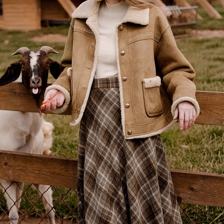 Női teveszínű velúr dzseki beépített szőrmével, 2025 őszi modell, szabásvonal Regular, poliészter 80–90% szövet, hosszú ujj, U-formájú gallér, hossz 50–65 cm