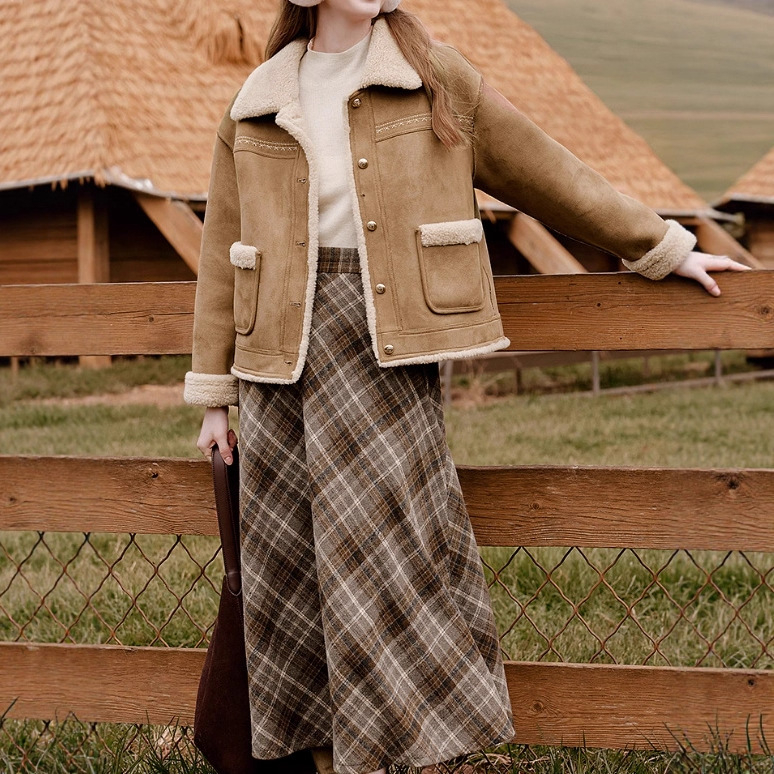 Női teveszínű velúr dzseki beépített szőrmével, 2025 őszi modell, szabásvonal Regular, poliészter 80–90% szövet, hosszú ujj, U-formájú gallér, hossz 50–65 cm