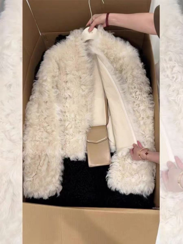 Geacă de damă cu blană artificială și elastan – culoare solidă, croială relaxată, guler polo, lungime 50–65 cm