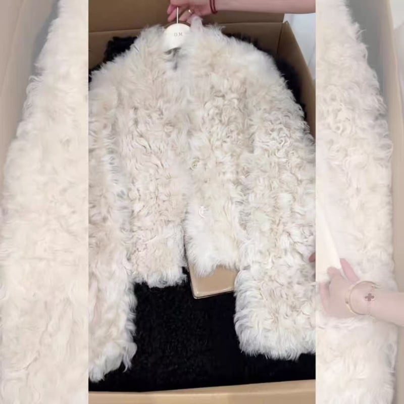 Geacă de damă cu blană artificială și elastan – culoare solidă, croială relaxată, guler polo, lungime 50–65 cm