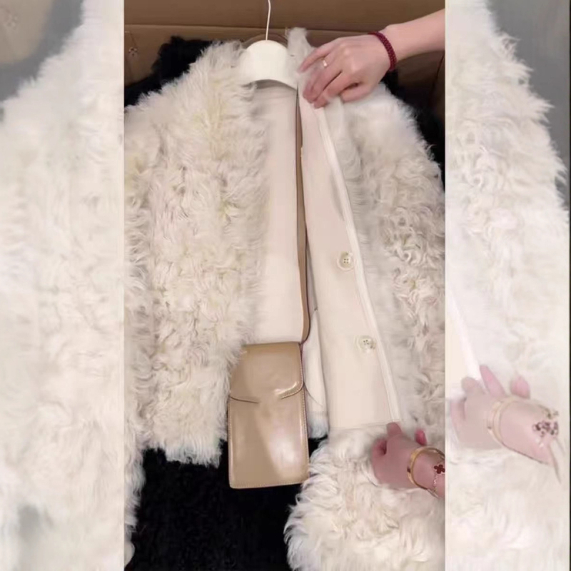 Geacă de damă cu blană artificială și elastan – culoare solidă, croială relaxată, guler polo, lungime 50–65 cm