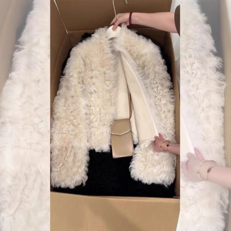 Geacă de damă cu blană artificială și elastan – culoare solidă, croială relaxată, guler polo, lungime 50–65 cm