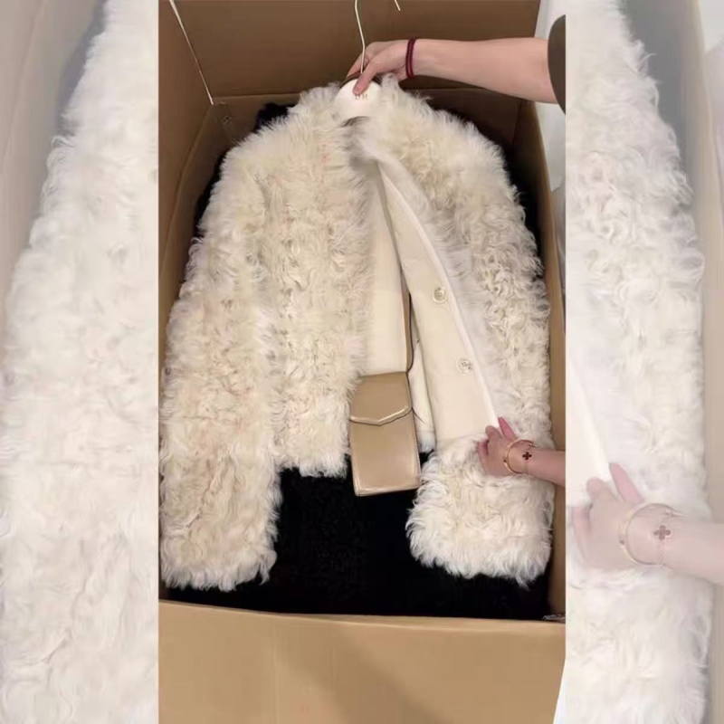 Geacă de damă cu blană artificială și elastan – culoare solidă, croială relaxată, guler polo, lungime 50–65 cm