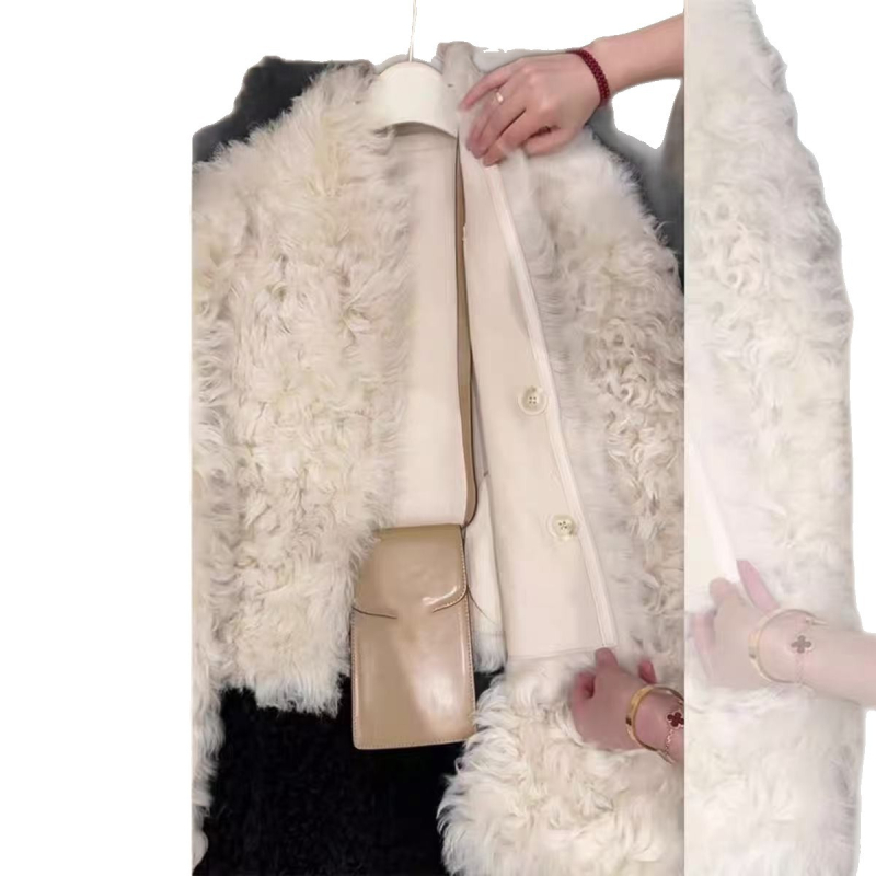 Geacă de damă cu blană artificială și elastan – culoare solidă, croială relaxată, guler polo, lungime 50–65 cm