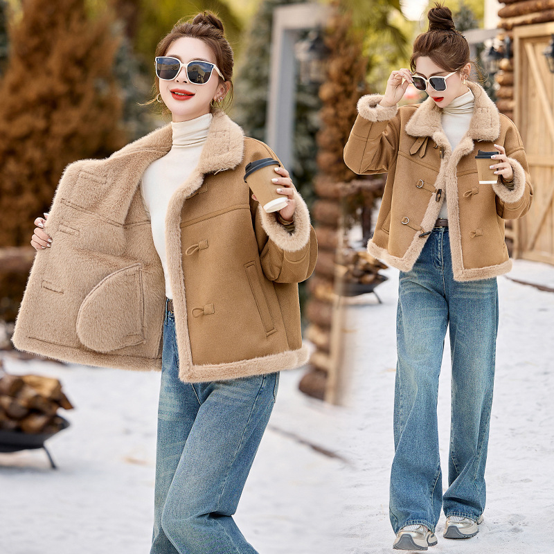 Jakna od deerskin velura, debela, polo ovratnik, jednoredno kopčanje, duljina 50–65 cm