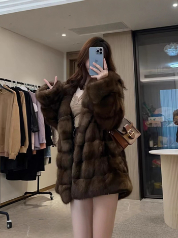 Palton din blană artificială pentru femei, glugă, lungime medie, mâneci raglan, stil britanic – iarna 2025