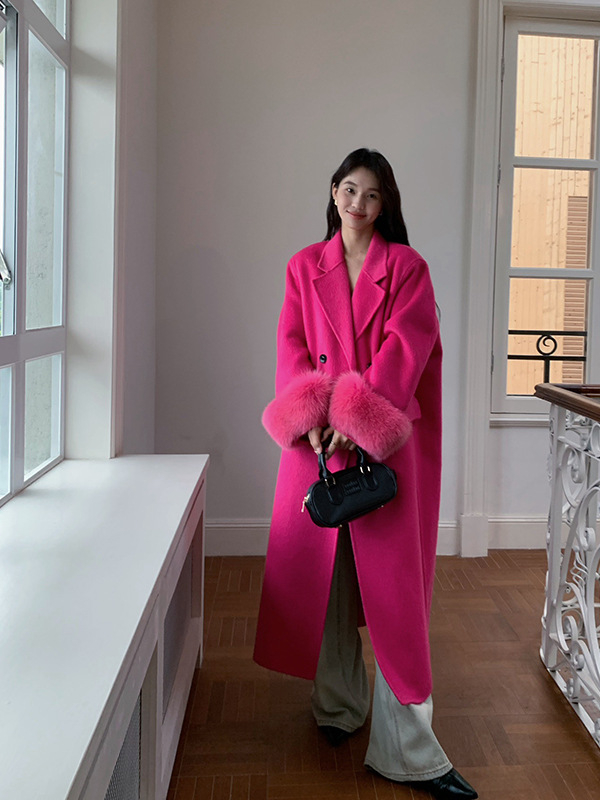 Ženski reverzibilni vuneni kaput s odvojivim lišćim krznōm, dvostruko kopcanje, kroj od sakoa, produžena duljina