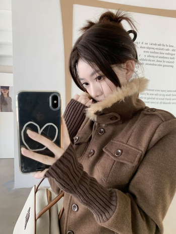 Дамско палто от полиестер с лацеподобна яка и изкуствен косъм, еднокопчано, дълги ръкави, колажни детайли, средна дължина, ретро стил.