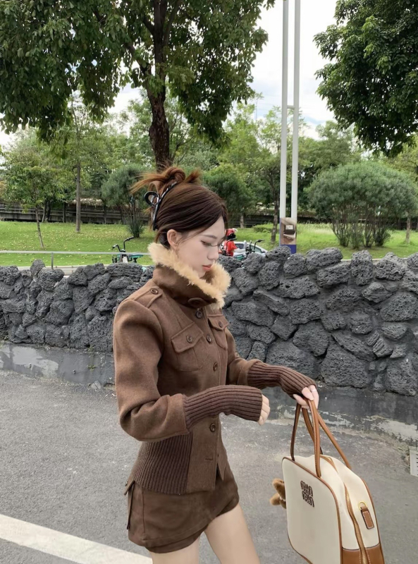 Дамско палто от полиестер с лацеподобна яка и изкуствен косъм, еднокопчано, дълги ръкави, колажни детайли, средна дължина, ретро стил.