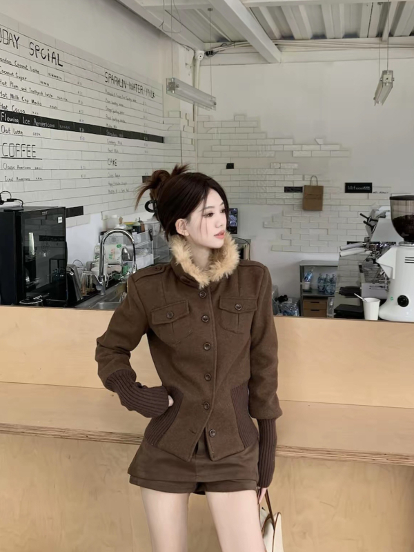 Дамско палто от полиестер с лацеподобна яка и изкуствен косъм, еднокопчано, дълги ръкави, колажни детайли, средна дължина, ретро стил.