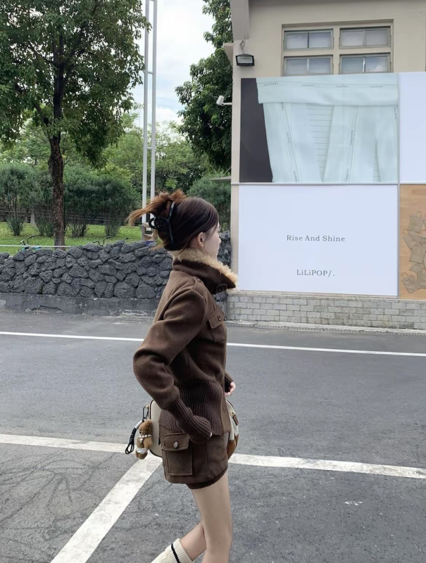 Дамско палто от полиестер с лацеподобна яка и изкуствен косъм, еднокопчано, дълги ръкави, колажни детайли, средна дължина, ретро стил.