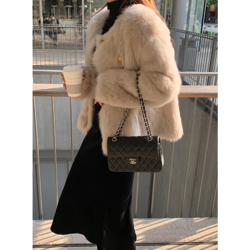 Ženski kaput od umjetne krzna, srednja duljina, polo ovratnik, materijal imitacija Toscane, 95% poliester, elegantan zimski stil