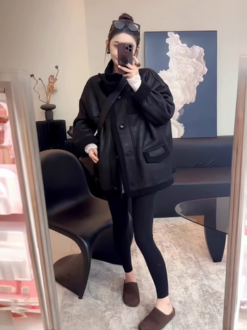 Geacă din velur, groasă, cu guler înălțat, mâneci lungi, croială lejeră