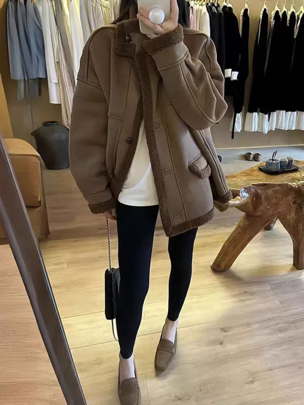 Geacă din velur, groasă, cu guler înălțat, mâneci lungi, croială lejeră