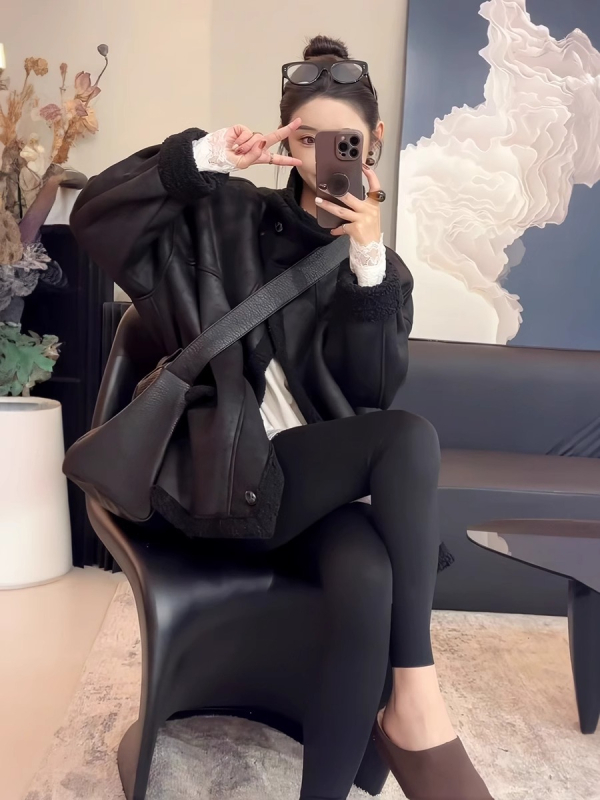 Geacă din velur, groasă, cu guler înălțat, mâneci lungi, croială lejeră