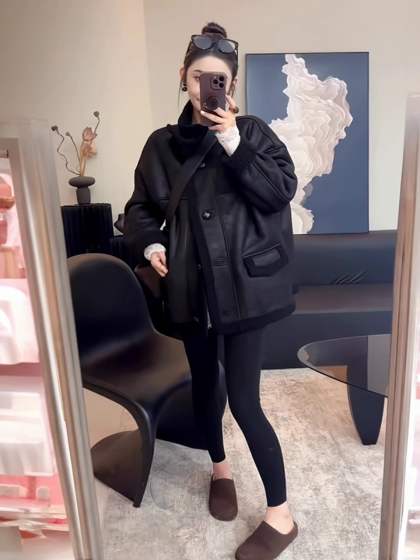 Geacă din velur, groasă, cu guler înălțat, mâneci lungi, croială lejeră