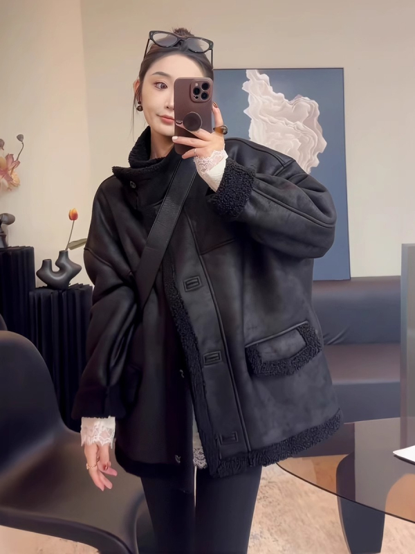 Geacă din velur, groasă, cu guler înălțat, mâneci lungi, croială lejeră