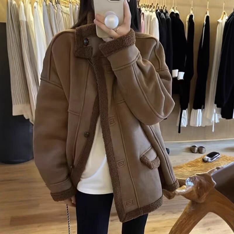 Geacă din velur, groasă, cu guler înălțat, mâneci lungi, croială lejeră