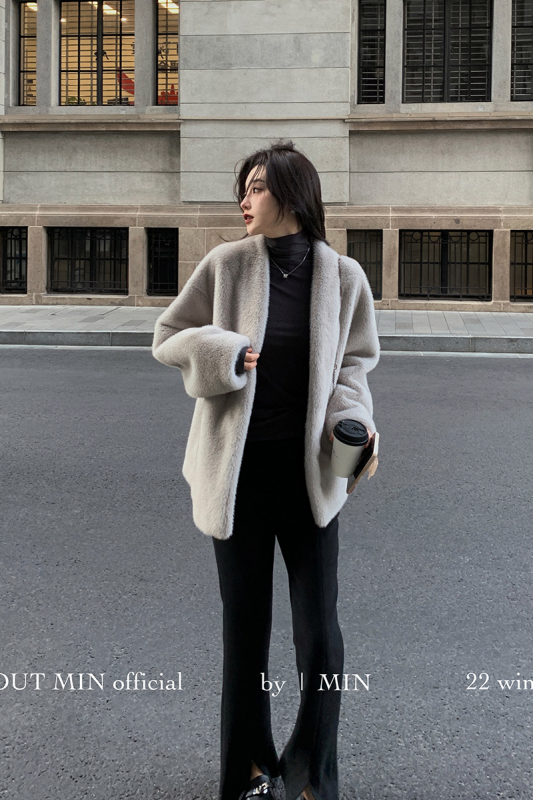 Elegantan kaput od umjetnog krzna Milan Mink, srednje duljine, V-dekolte, dugi rukavi, poliester tkanina