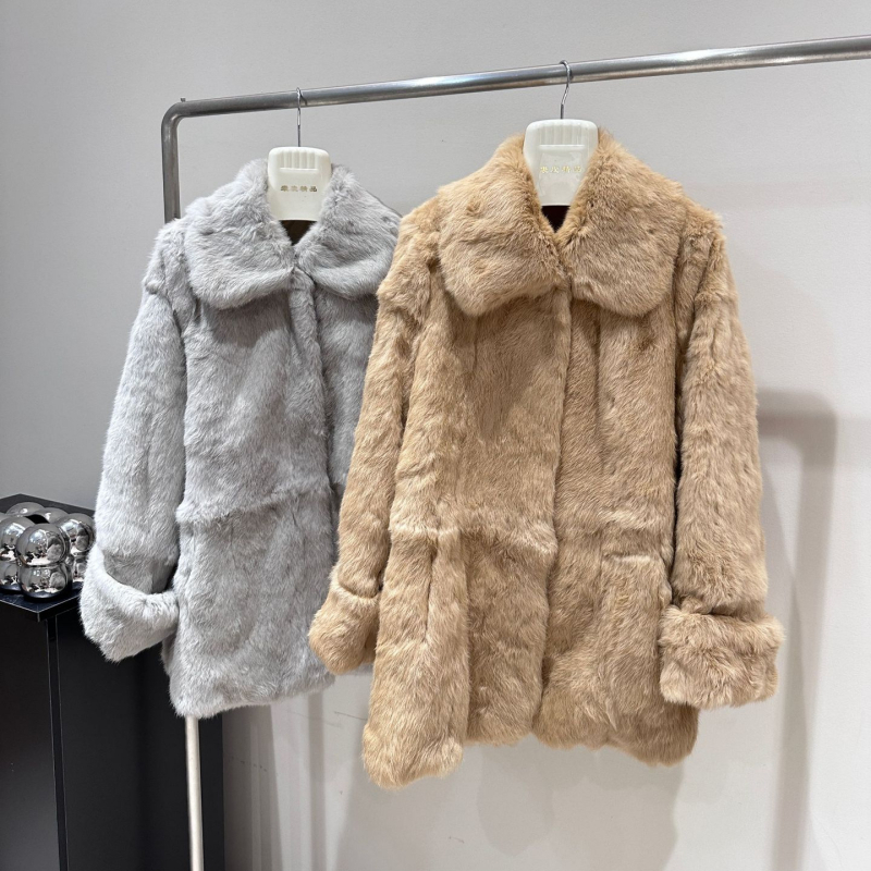 Női nyúlszőr kabát hosszú ujjú, négyszögletes gallérral, középhosszú, valódi szőrme