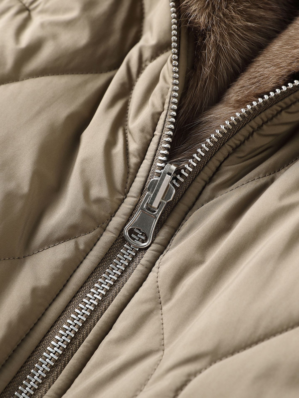 Vesta din blană de vulpe pentru femei - reversibilă, fără mâneci, guler înalt, lungime 50–65 cm