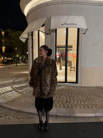 Srednje duljine kaput od umjetne vunene kože s leopard uzorkom, ekološki prihvatljivo, četvrtasti ovratnik, dugi rukavi, zimska kolekcija 2025