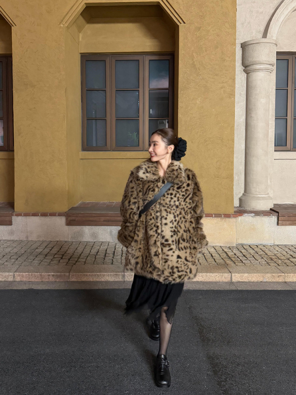 Srednje duljine kaput od umjetne vunene kože s leopard uzorkom, ekološki prihvatljivo, četvrtasti ovratnik, dugi rukavi, zimska kolekcija 2025