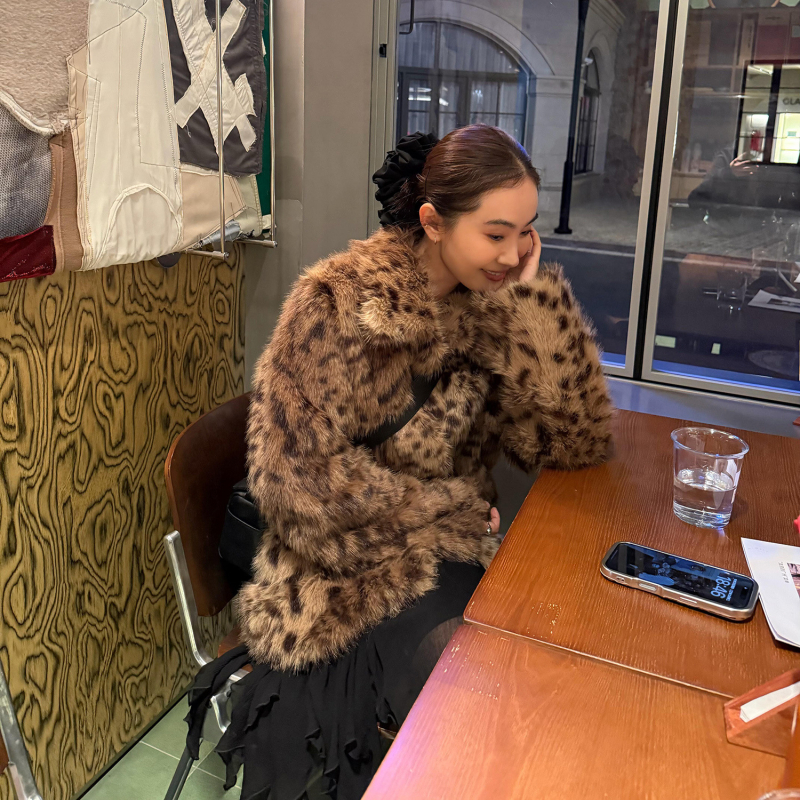 Srednje duljine kaput od umjetne vunene kože s leopard uzorkom, ekološki prihvatljivo, četvrtasti ovratnik, dugi rukavi, zimska kolekcija 2025