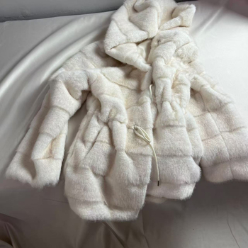 Γυναικείο παλτό από συνθετική γούνα, με κουκούλα, στη μέση εφαρμοστό, μακρύ μήκος, οριζόντια υφή συνθετικής γούνας