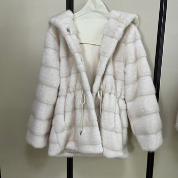 Γυναικείο παλτό από συνθετική γούνα, με κουκούλα, στη μέση εφαρμοστό, μακρύ μήκος, οριζόντια υφή συνθετικής γούνας