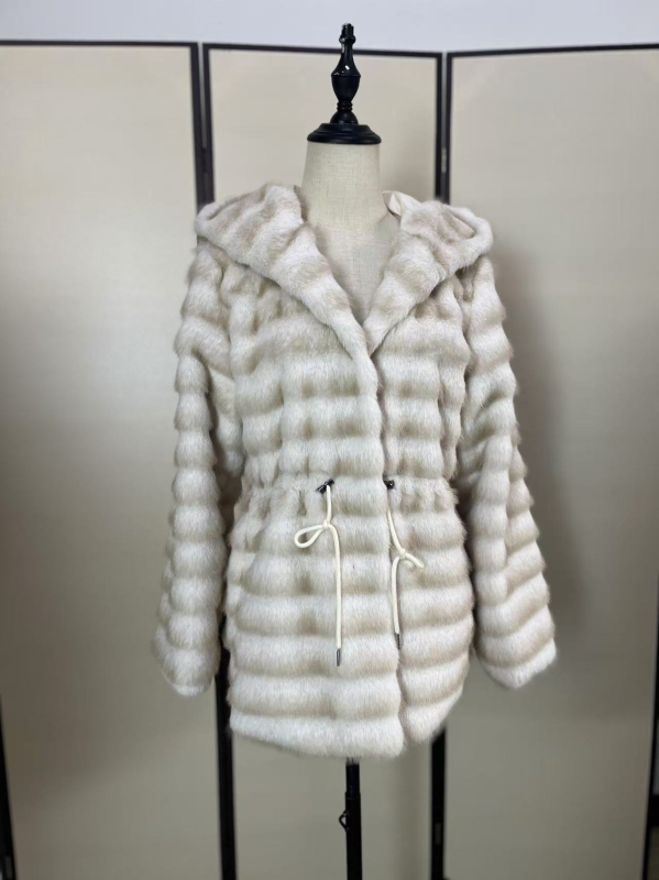 Γυναικείο παλτό από συνθετική γούνα, με κουκούλα, στη μέση εφαρμοστό, μακρύ μήκος, οριζόντια υφή συνθετικής γούνας