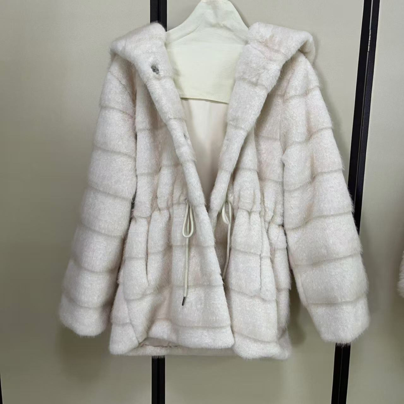 Γυναικείο παλτό από συνθετική γούνα, με κουκούλα, στη μέση εφαρμοστό, μακρύ μήκος, οριζόντια υφή συνθετικής γούνας