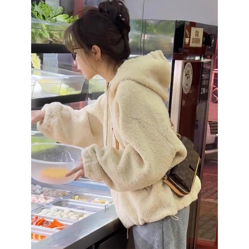 Jachetă matlasată cu blană de miel, cu glugă, croială lejeră, lungime medie, poliester