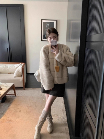 Γυναικείο παλτό γούνας από μίνκ βελούδο - V-λαιμός, μακριά μανίκια, μεσαίο μήκος, χειμώνας 2025