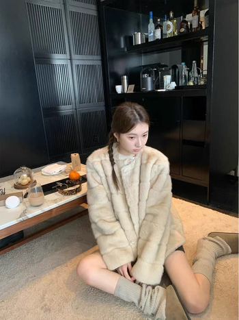 Γυναικείο παλτό γούνας από μίνκ βελούδο - V-λαιμός, μακριά μανίκια, μεσαίο μήκος, χειμώνας 2025