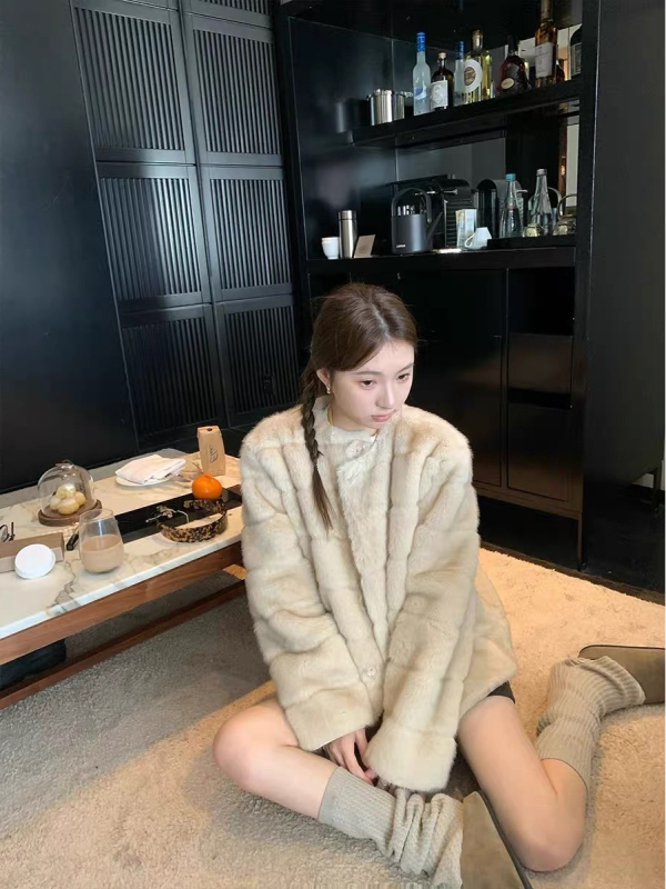 Γυναικείο παλτό γούνας από μίνκ βελούδο - V-λαιμός, μακριά μανίκια, μεσαίο μήκος, χειμώνας 2025