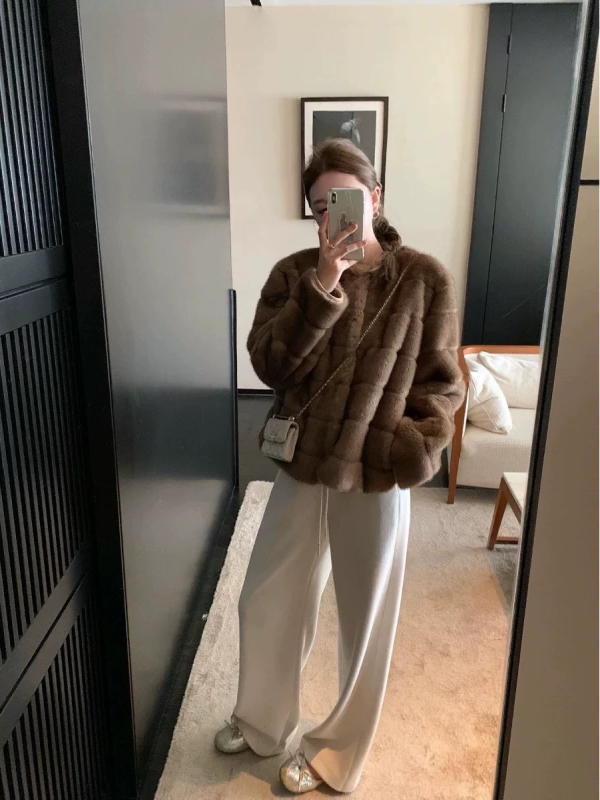 Γυναικείο παλτό γούνας από μίνκ βελούδο - V-λαιμός, μακριά μανίκια, μεσαίο μήκος, χειμώνας 2025